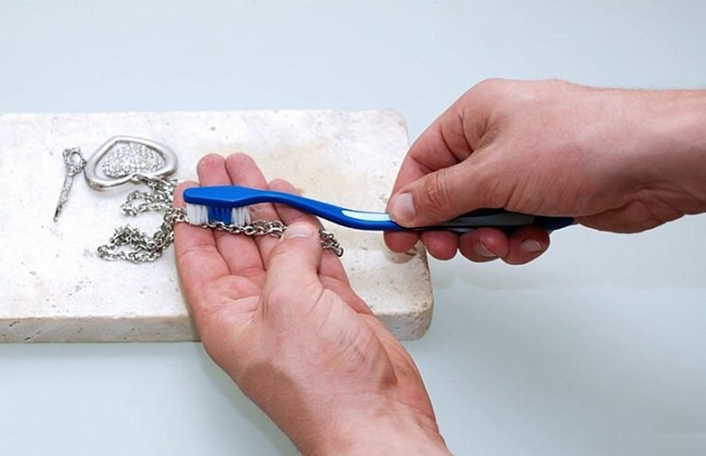 cleaning silver with toothpaste