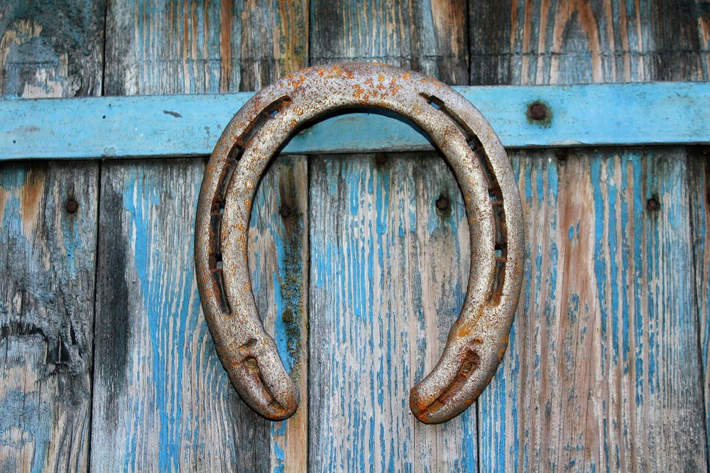 how to hang a horseshoe on the door