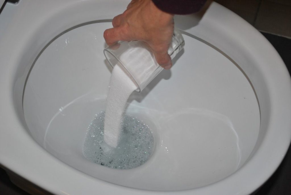 how to clean the toilet with soda