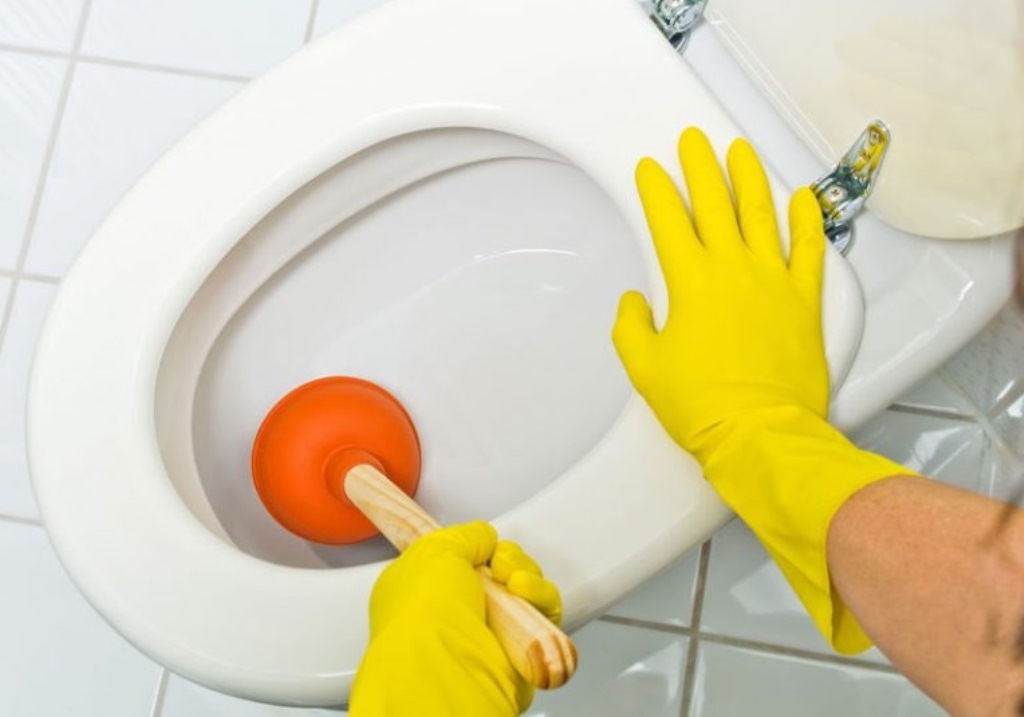 how to clean the toilet