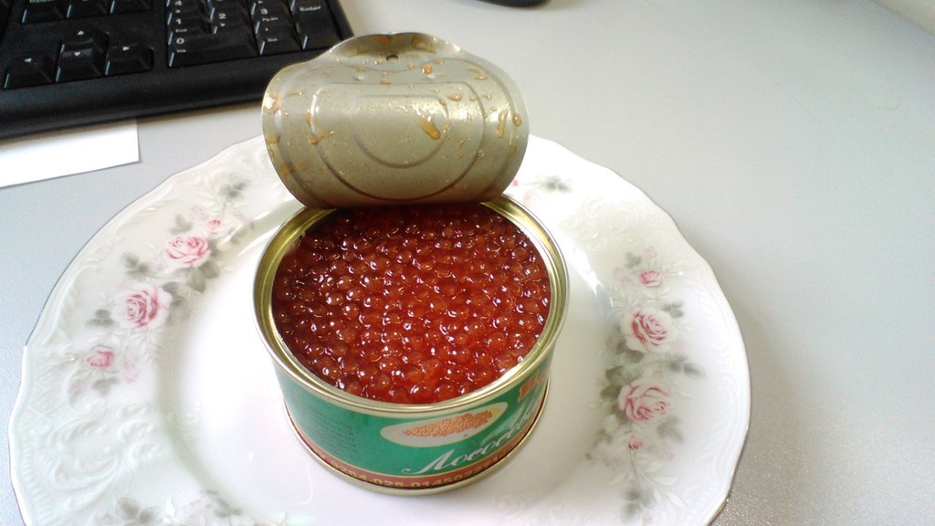 photo de caviar rouge dans une boîte de conserve