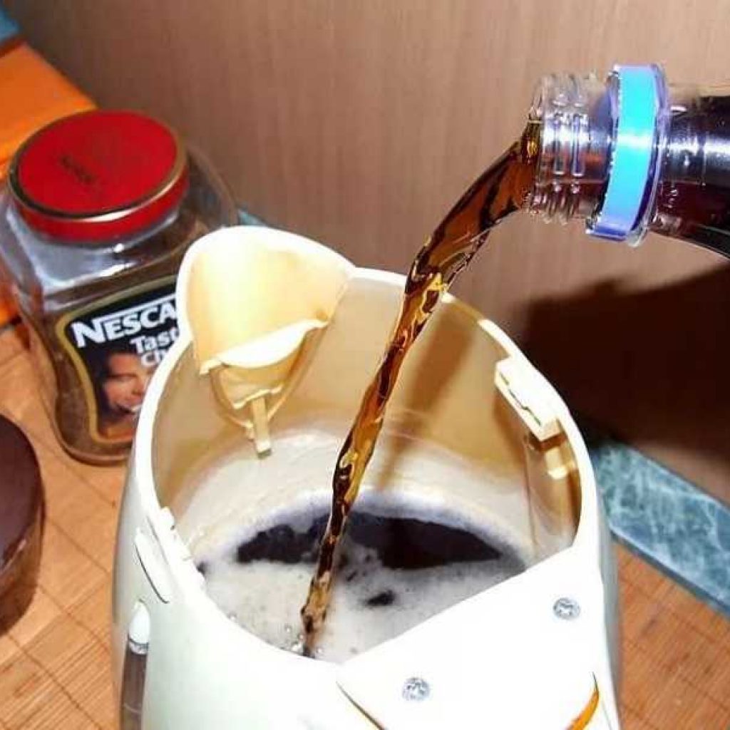 cleaning the kettle with soda