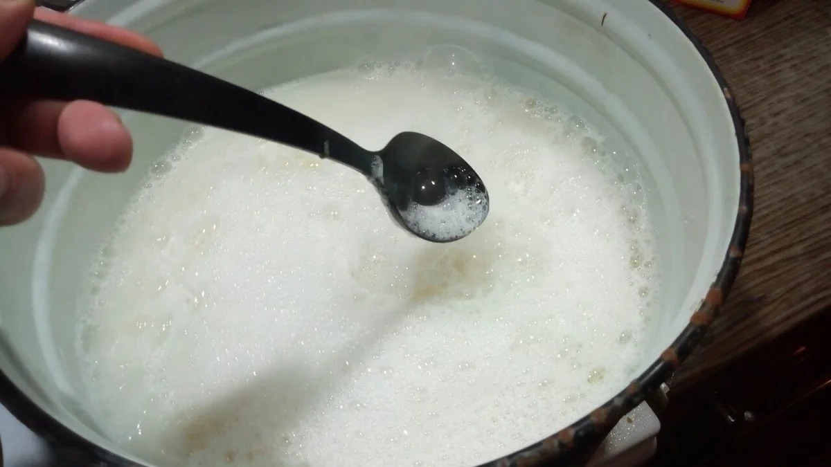 cleaning the oven with baking soda and vinegar