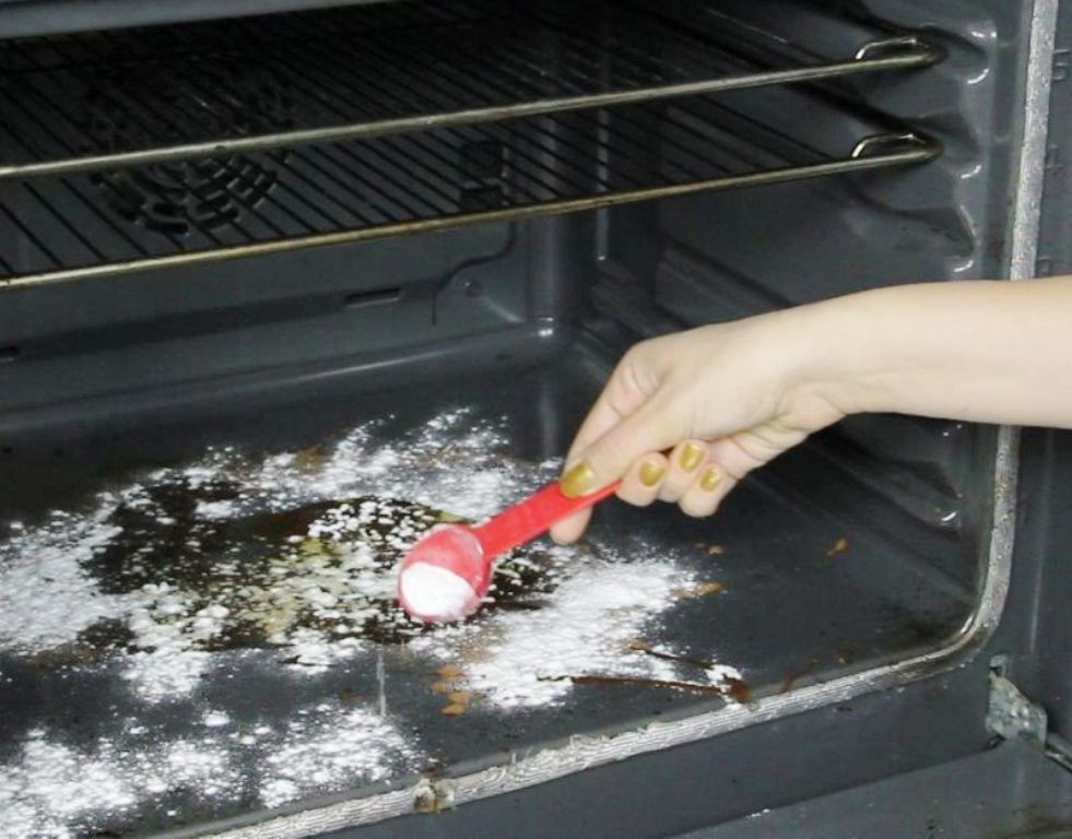 cleaning the oven with baking soda