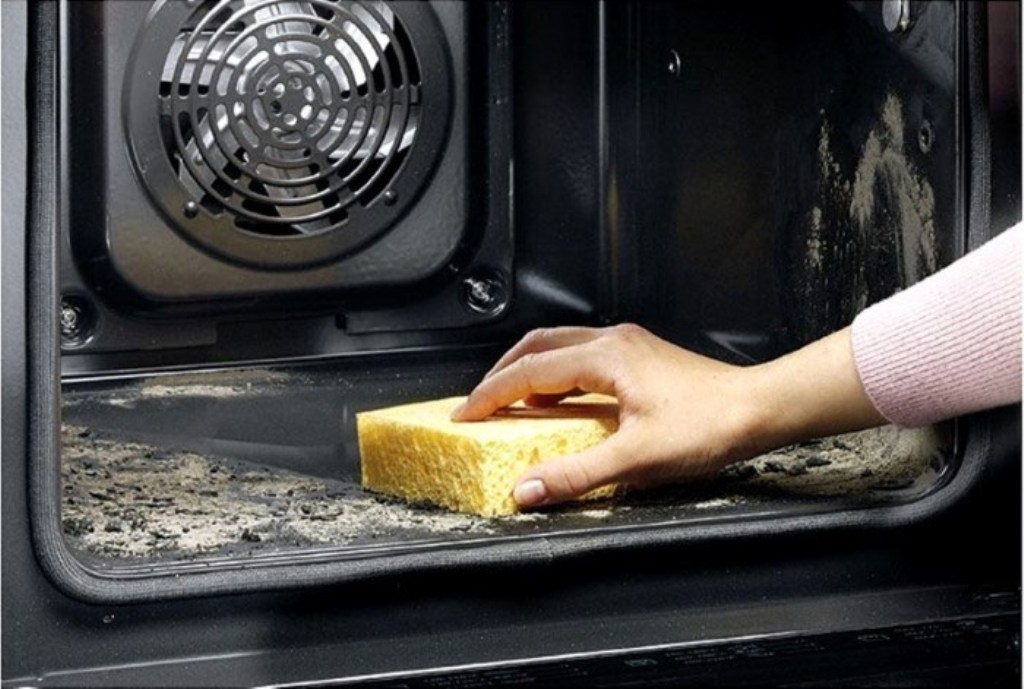 cleaning the oven with salt