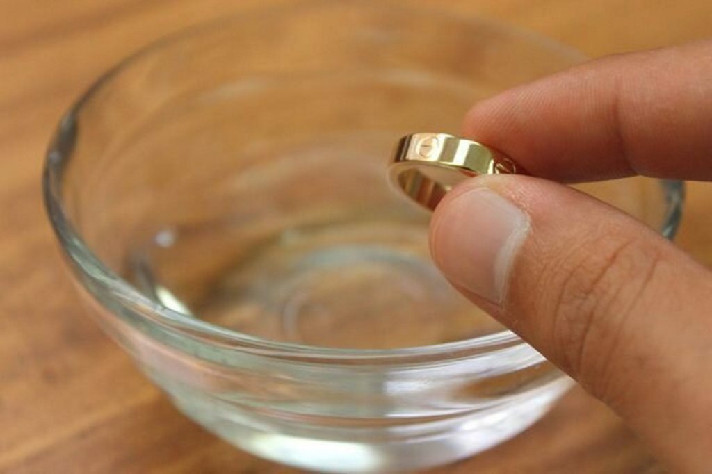 checking gold with vinegar