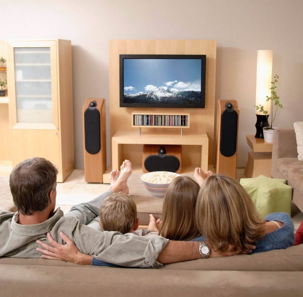 famille regardant la télévision