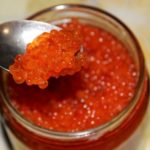 bocal en verre avec du caviar en conserve