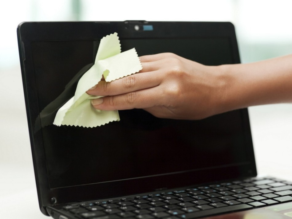 cleaning laptop screen