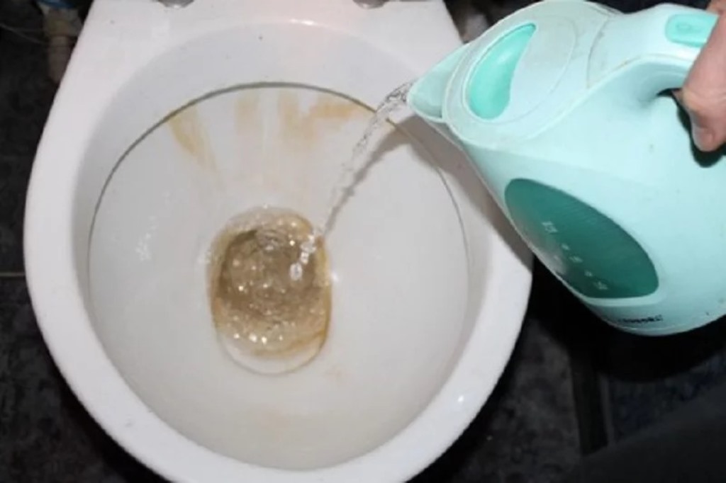 verser de l'eau bouillante dans les toilettes