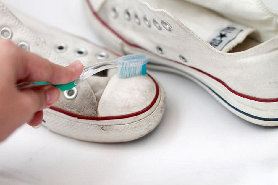 cleaning white sneakers with toothpaste