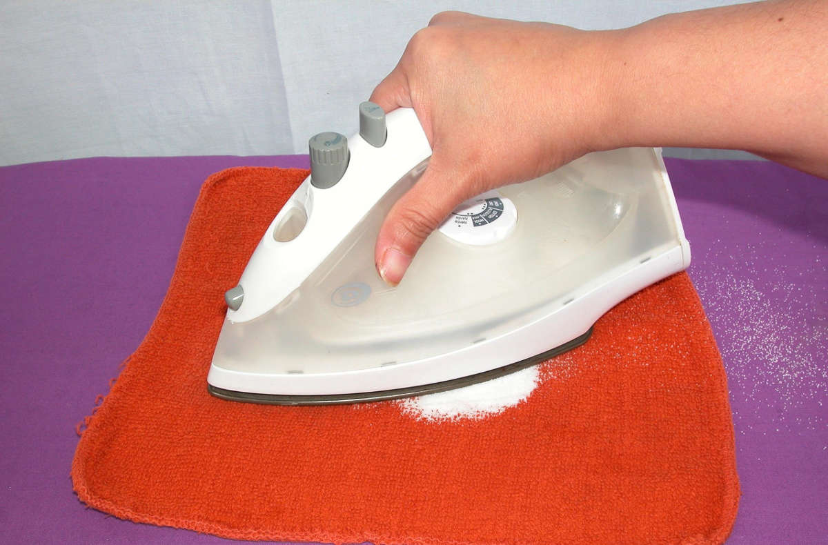 cleaning the iron with salt