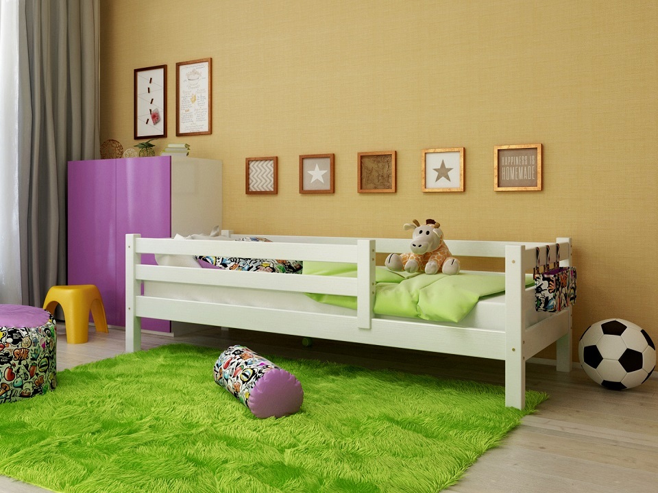 baby bed with bumpers photo