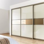 armoire design marron et blanc