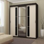 armoire design noir et blanc au milieu miroir