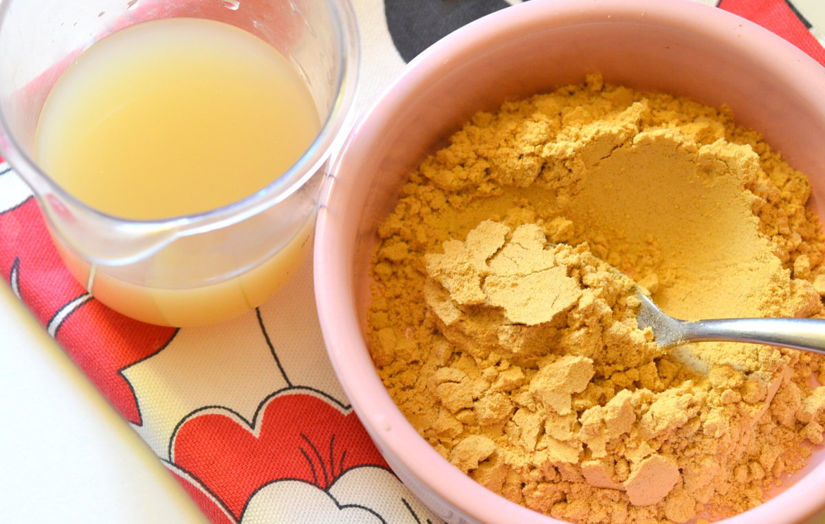 mustard powder in a plate