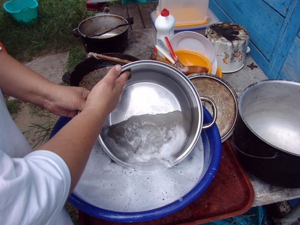 cleaning the pan with soda