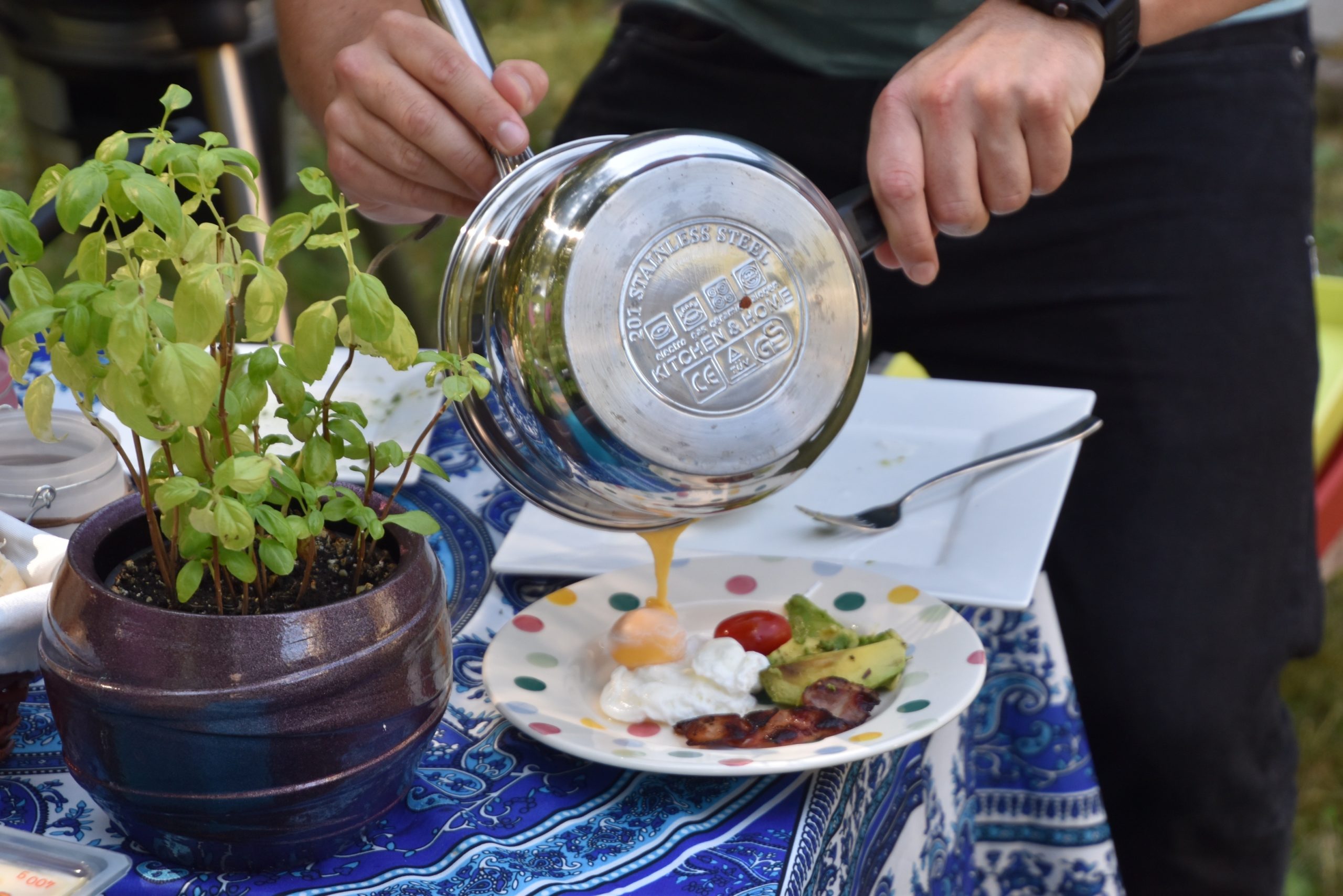 preventing the formation of carbon deposits on dishes