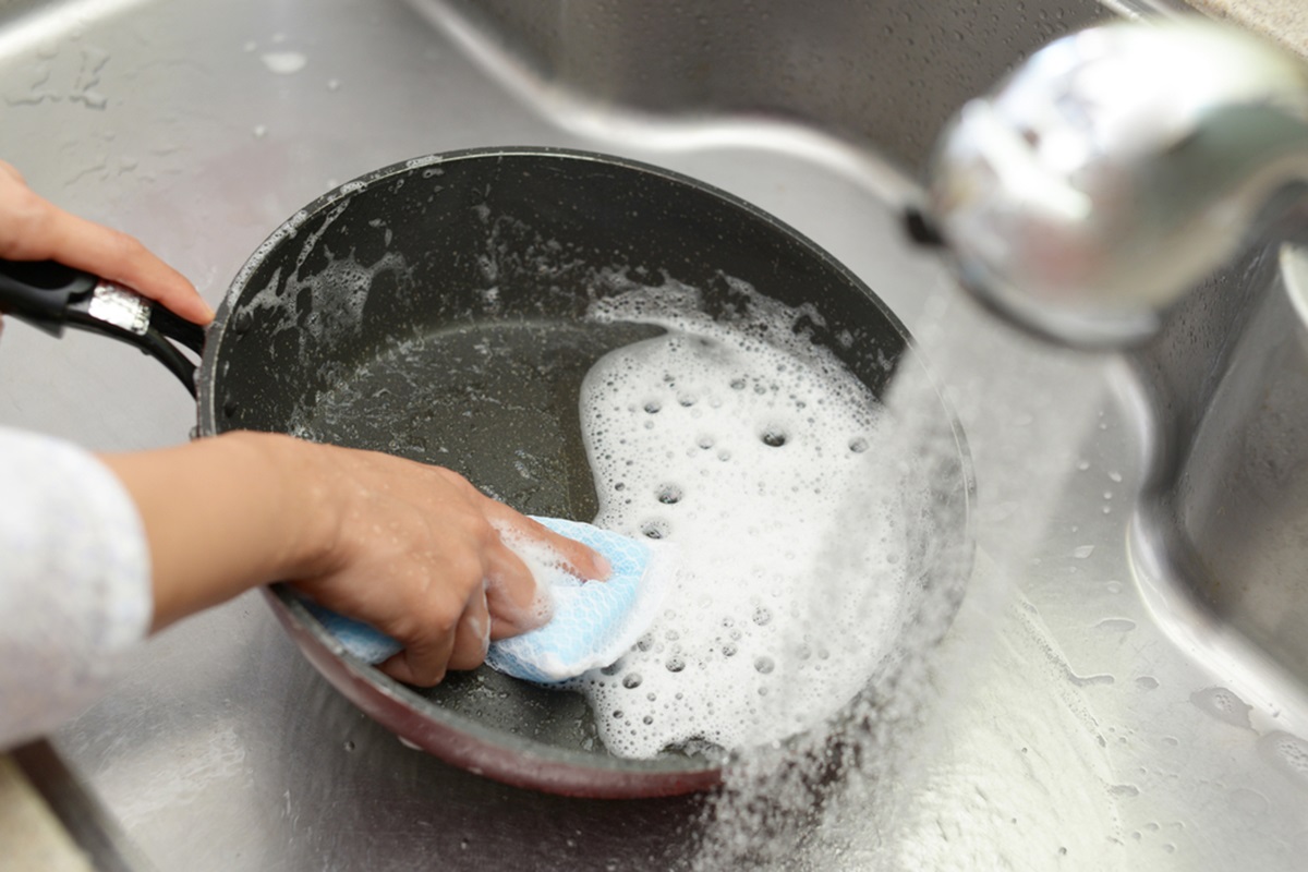 how to clean the pan with products