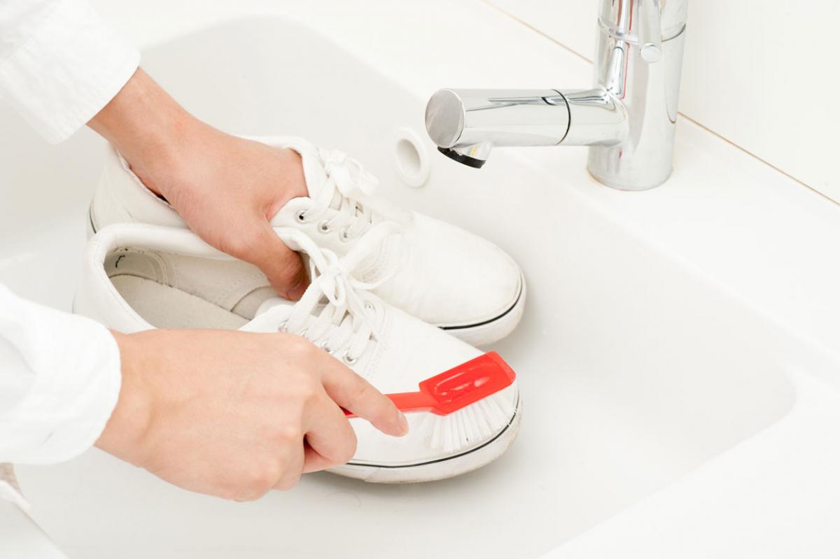 how to wash sneakers by hand