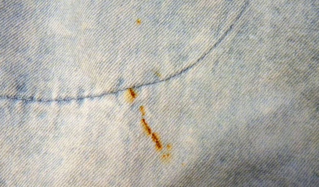 how to remove rust from clothes