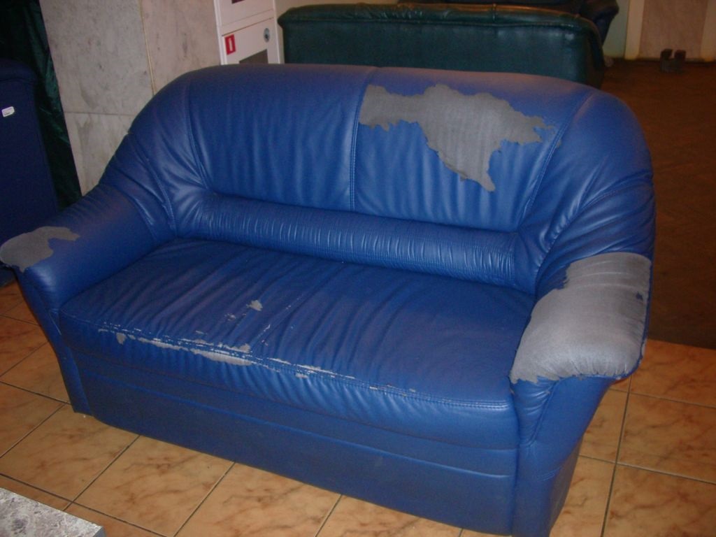 odrpana sofa