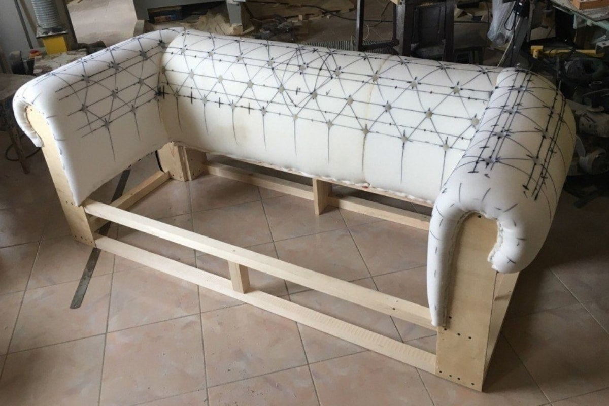 assembly of the sofa after constriction