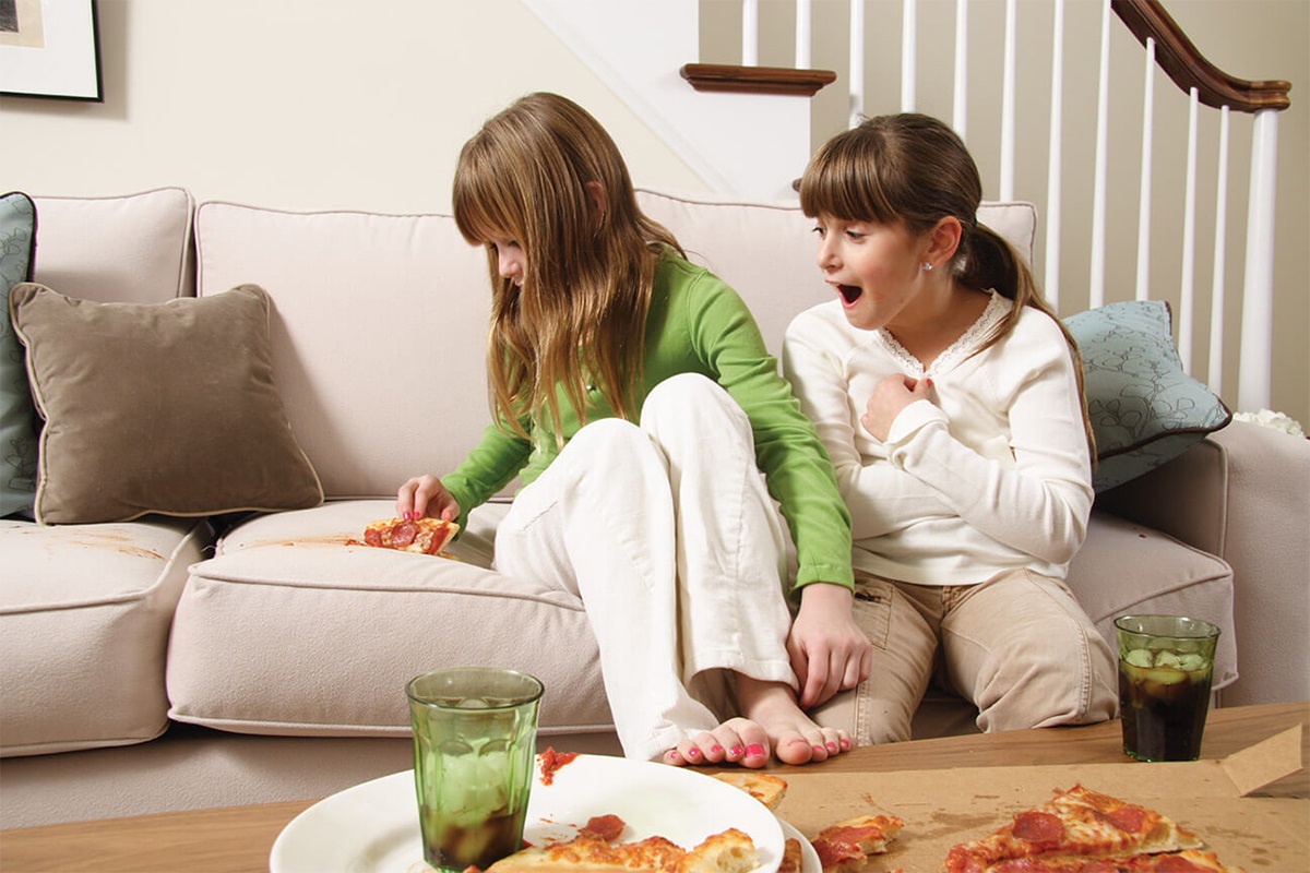 les enfants ont taché le canapé avec de la pizza