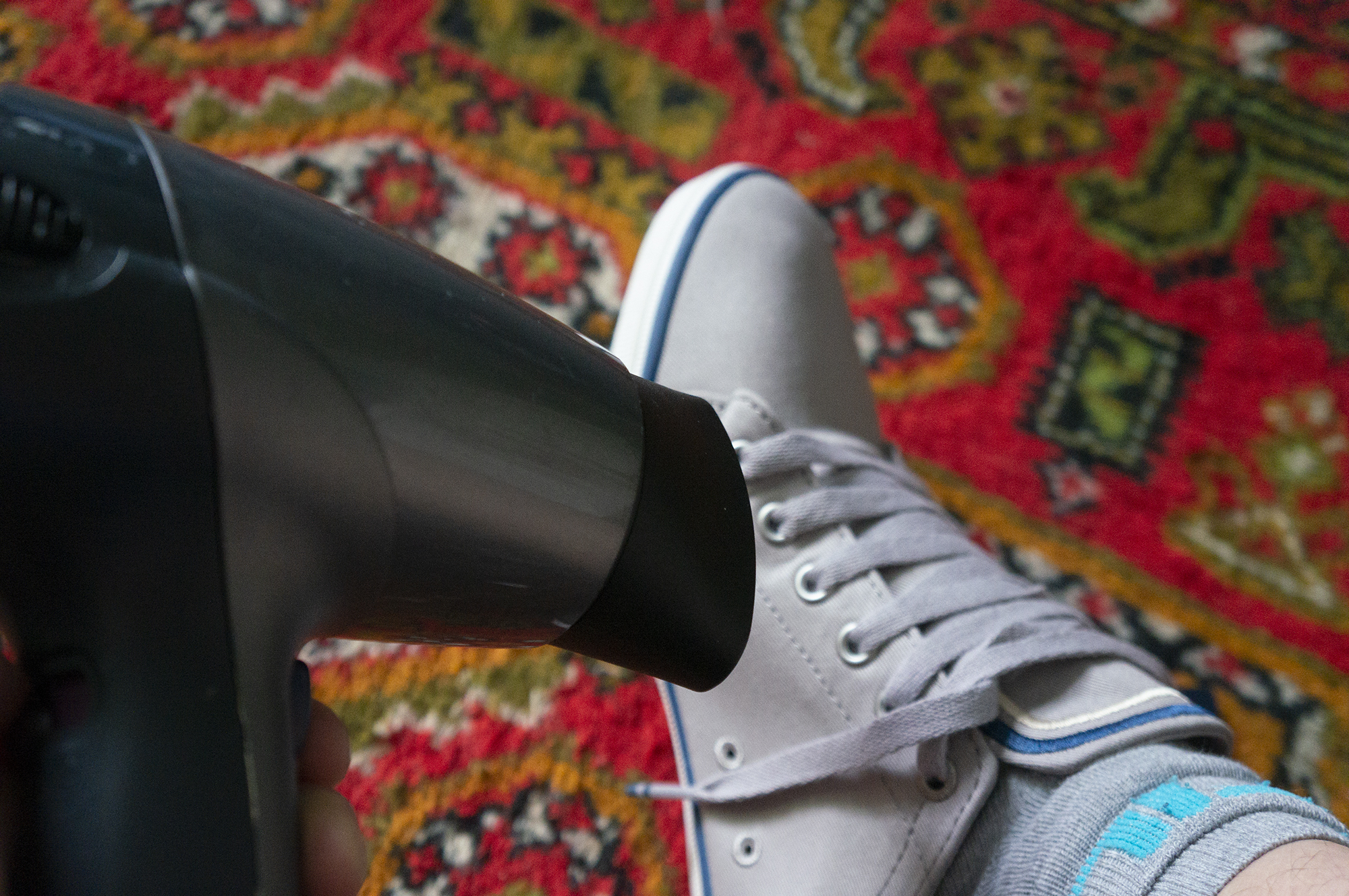 how to stretch sneakers with a hairdryer