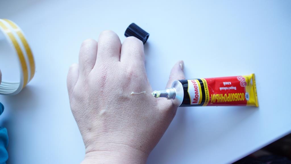 how to remove super glue from hands