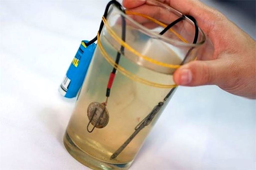 cleaning coins by electrolysis