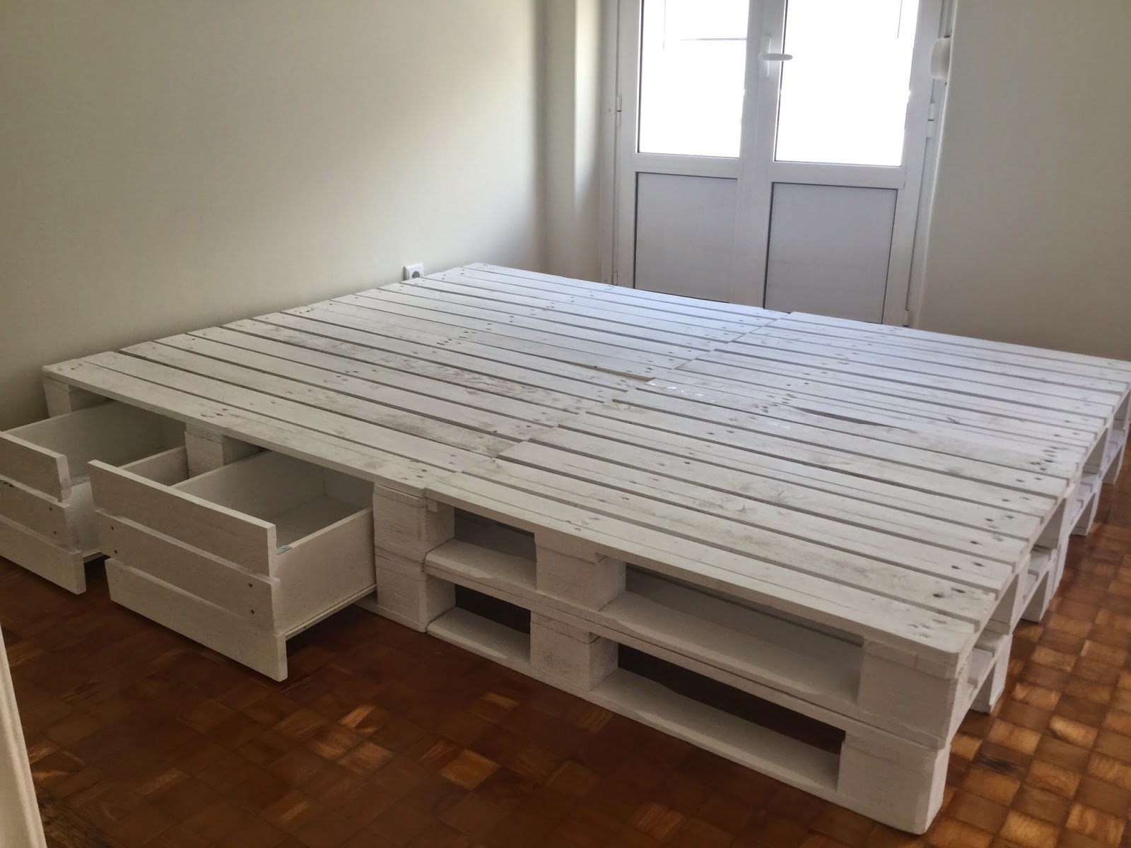 pallet bed device