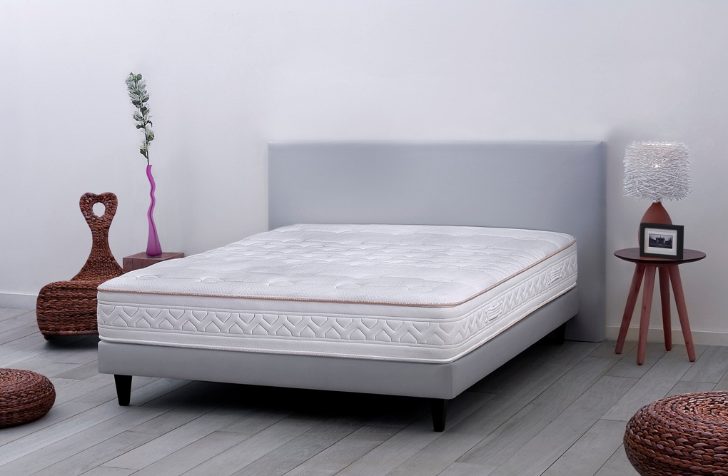 bed with springless mattress