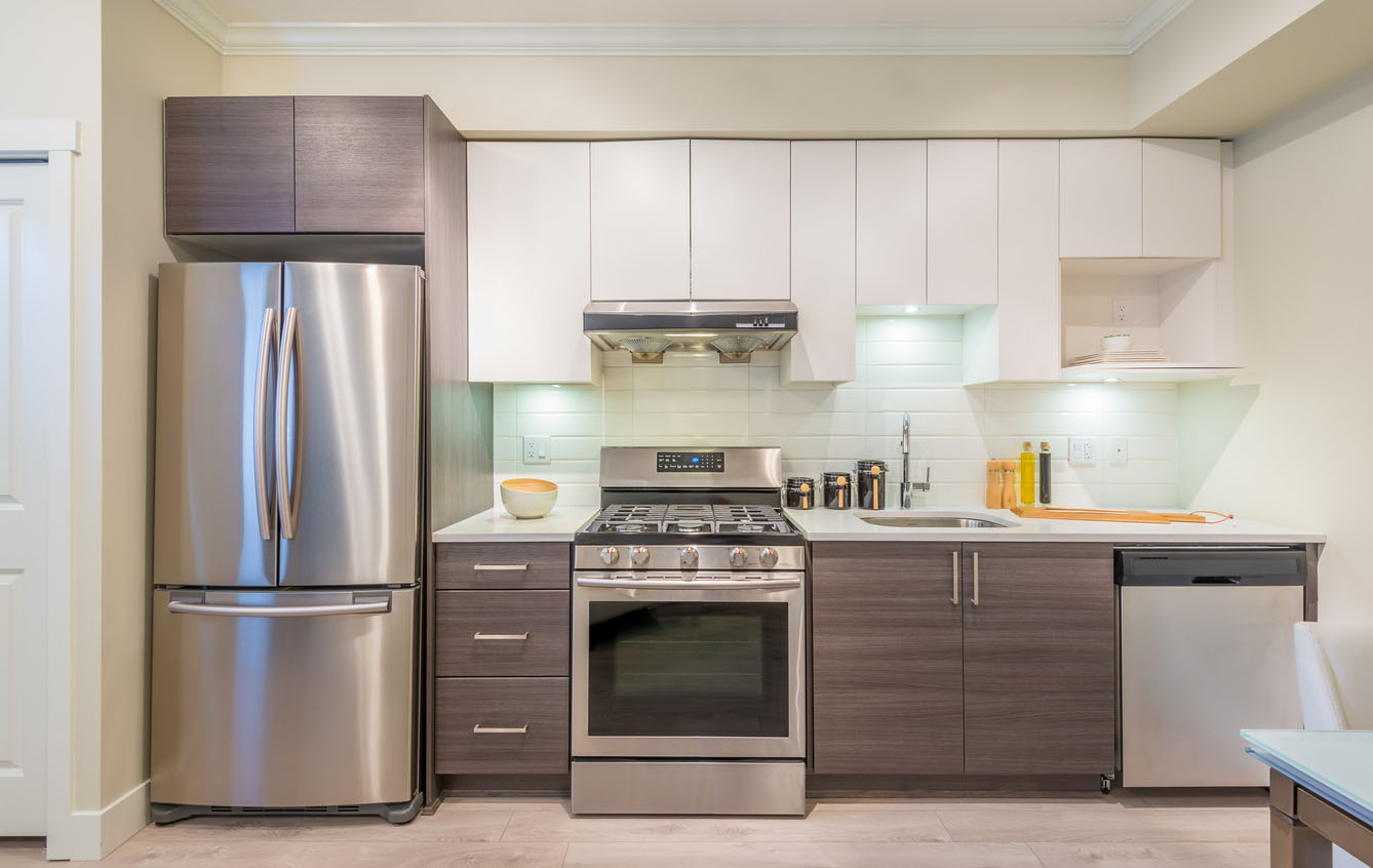 armoire de cuisine au dessus du réfrigérateur