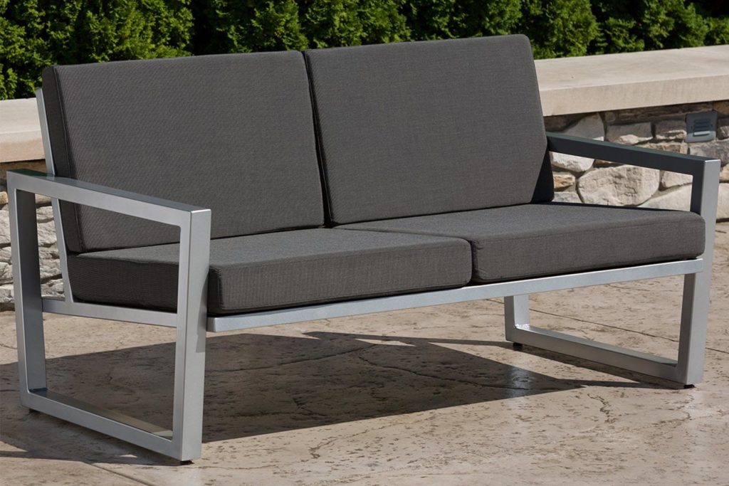 metalna sofa