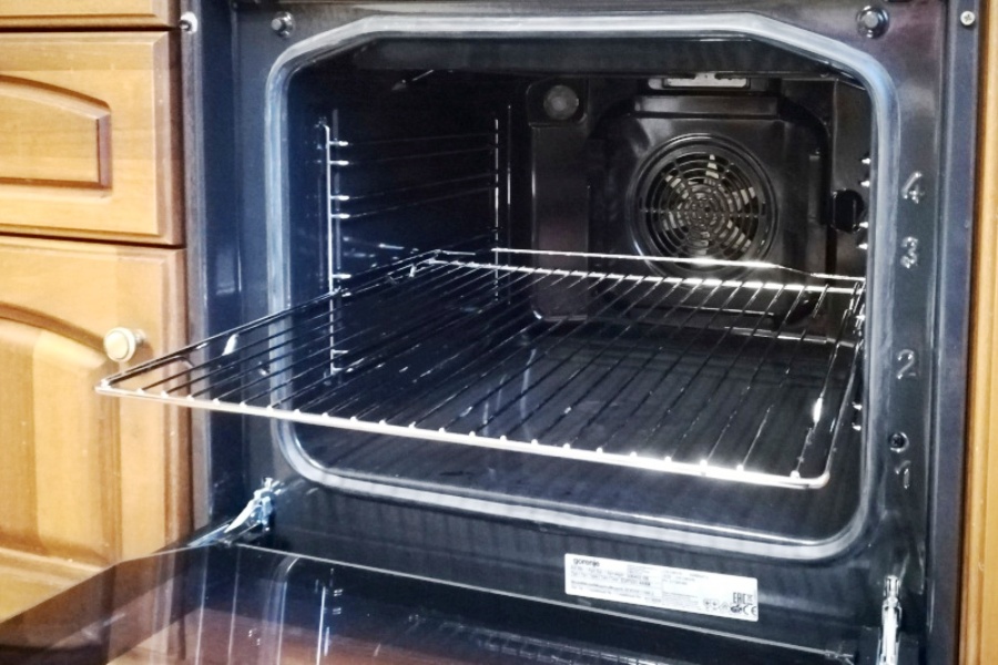 cleaning the oven