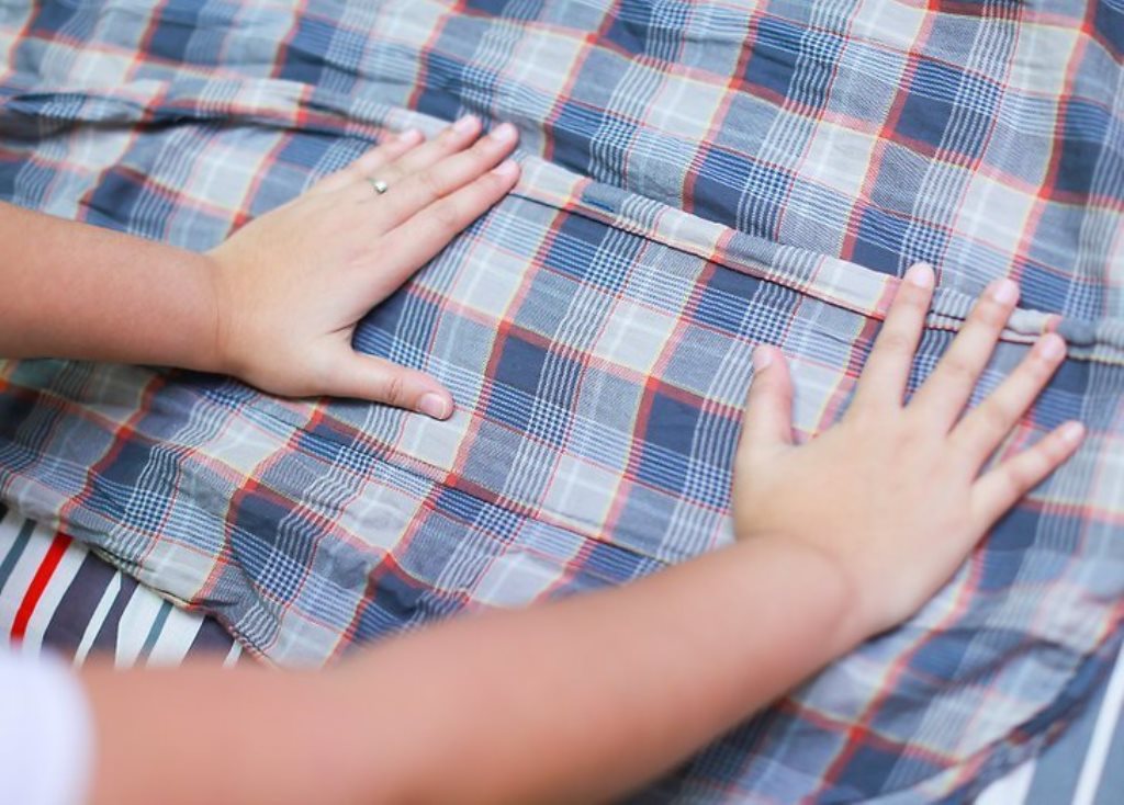 lisser les vêtements avec les mains