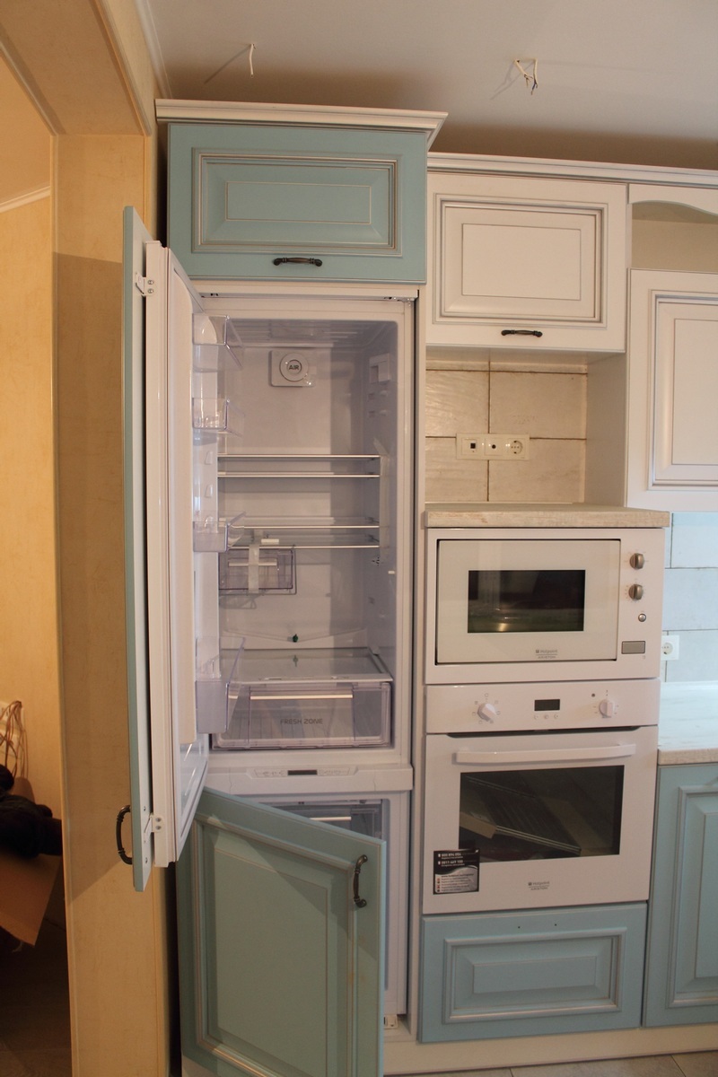 the refrigerator does not fit into the interior