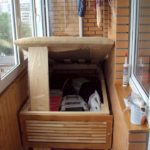 armoire sur le couvercle supérieur du balcon