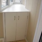 armoire d'angle sur le balcon blanc