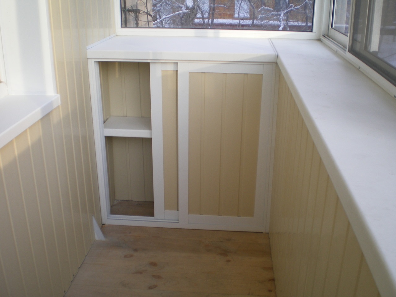 armoire sur le balcon sous le rebord de la fenêtre