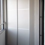 armoire sur le balcon en plastique blanc