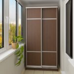 armoire sur le balcon marron