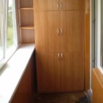 armoire haute sur le balcon