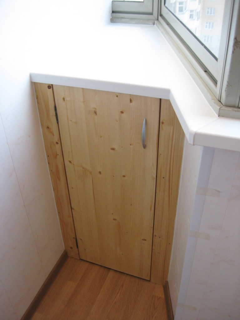 armoire d'angle sur le balcon