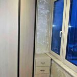 armoire sur le balcon avec une commode