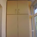 armoire sur le balcon jaune