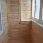 armoire sur le balcon en planches