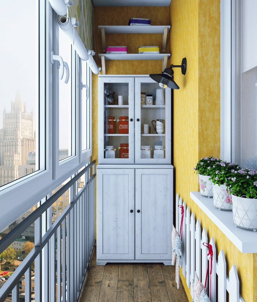 armoire fermée sur le balcon