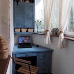 armoire sur le balcon bleu